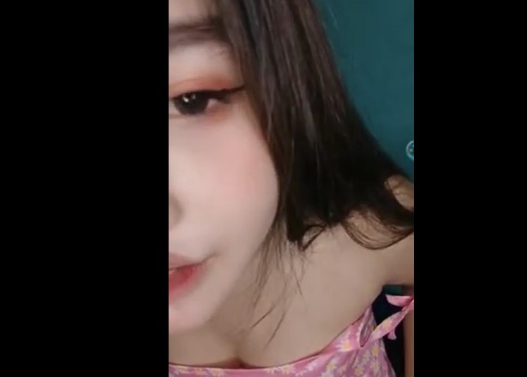 Begini Rasanya Mainin Memeknya Tiara